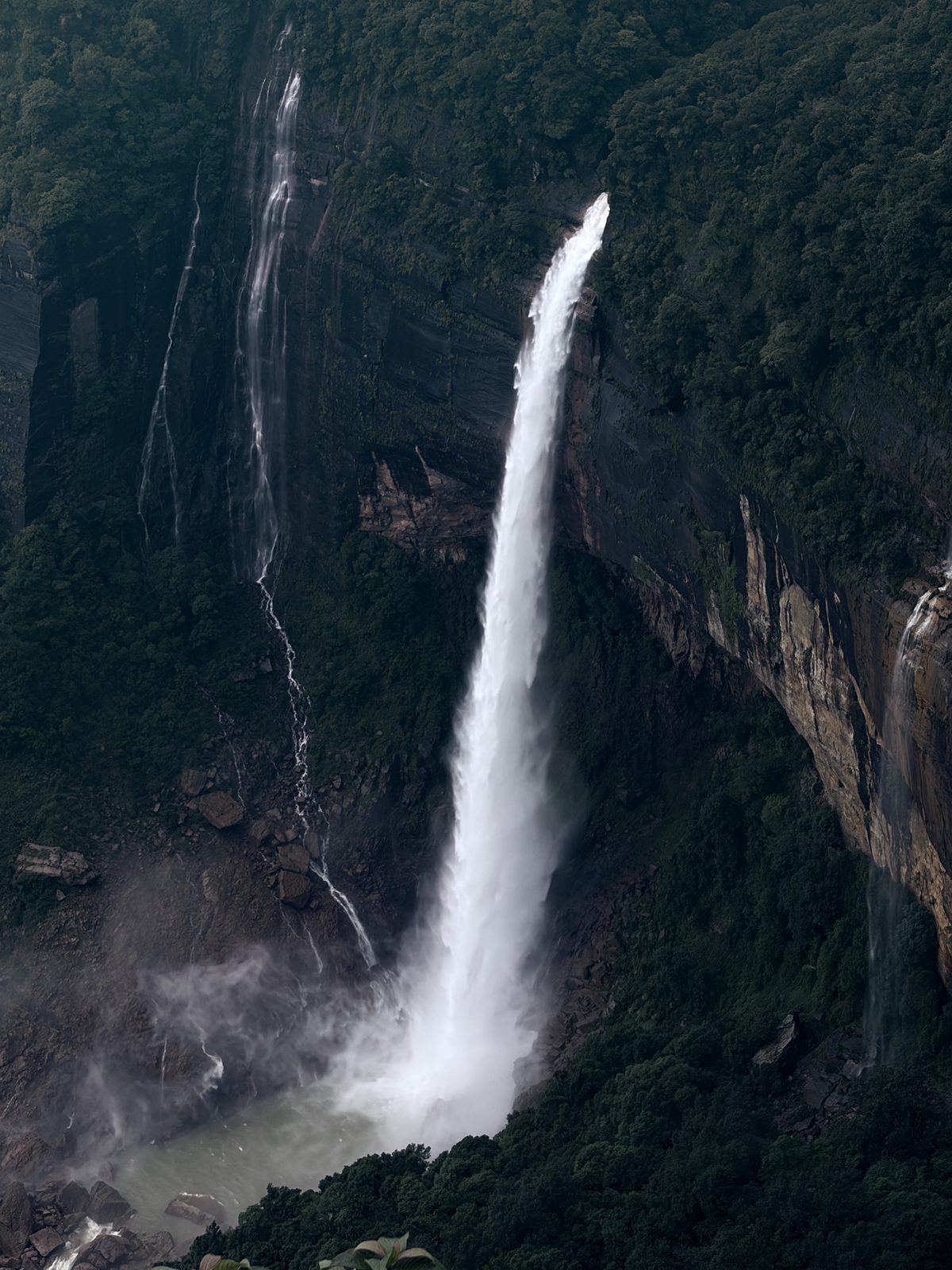 A tall waterfall down a cliff
